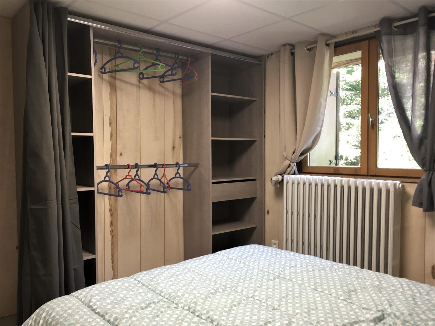 Dressing. Drap non fournis.