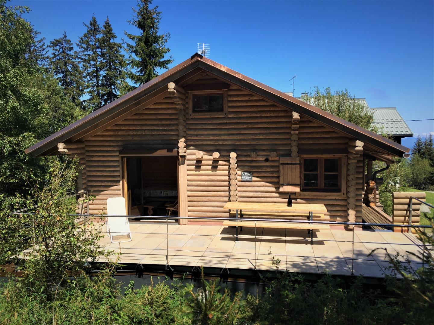 Vous pourrez profiter de sa magnifique terrasse plein SUD donnant sur les pistes "Minmin" et "Goulet". Vous l'aurez compris, le chalet se situe au pied des pistes. 