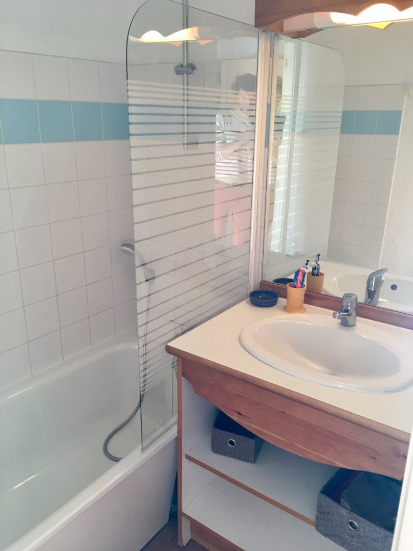 La salle de bain, baignoire, douche et sèche-serviette