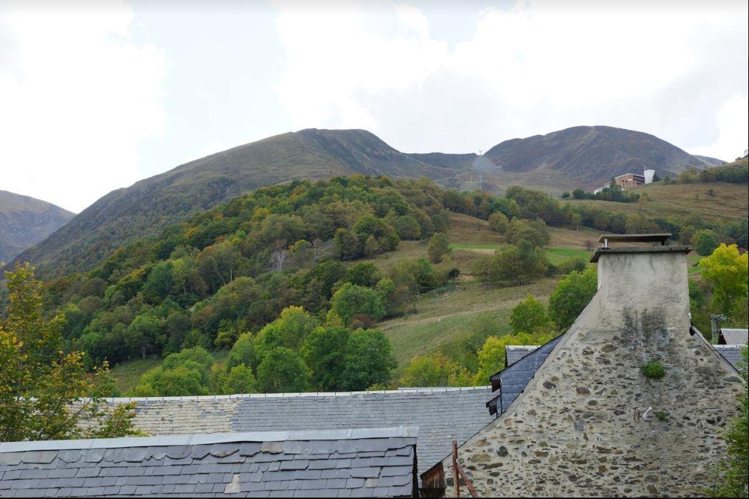 La station de Peyragudes vue du jardin l'été