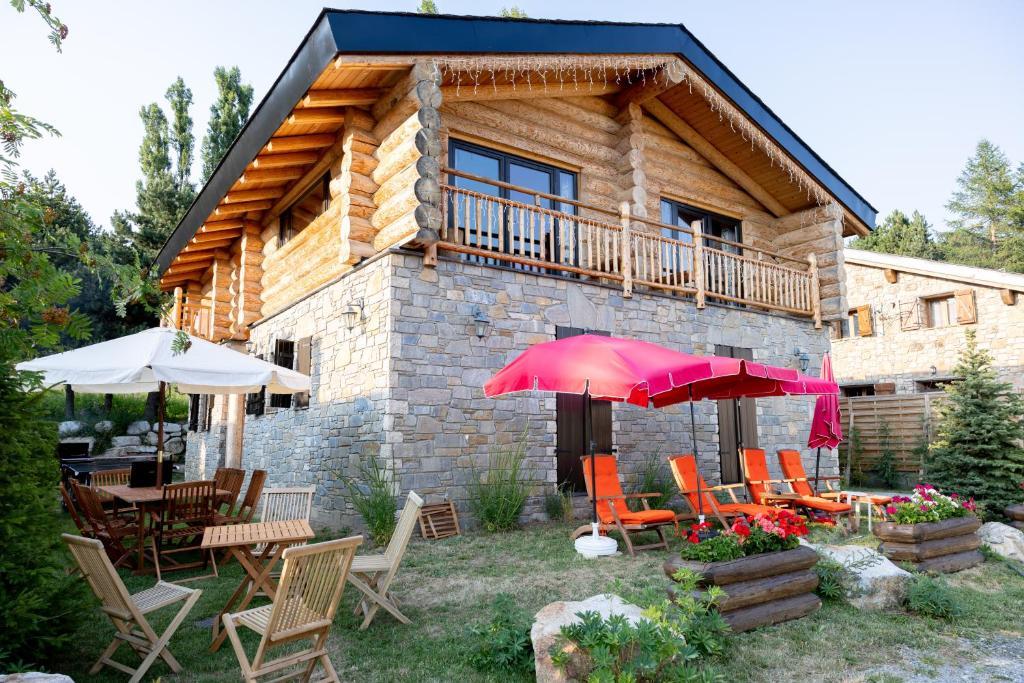 chalet en Eté exterieur table de ping pong meubles de jardin barbecue