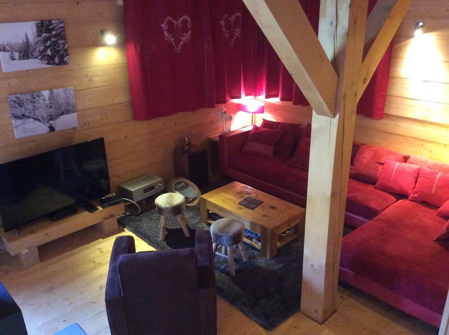salon avec TV et cheminée/poêle