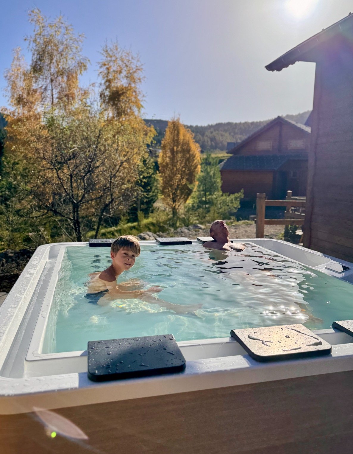 Été comme hiver, profitez d’un spa à La Joue du Loup. Notre jacuzzi privatif peut accueillir jusqu’à 6 personnes, pour des moments de détente et de quiétude après une belle journée ou dès le matin, avec le soleil et la montagne à l’horizon. ( option)