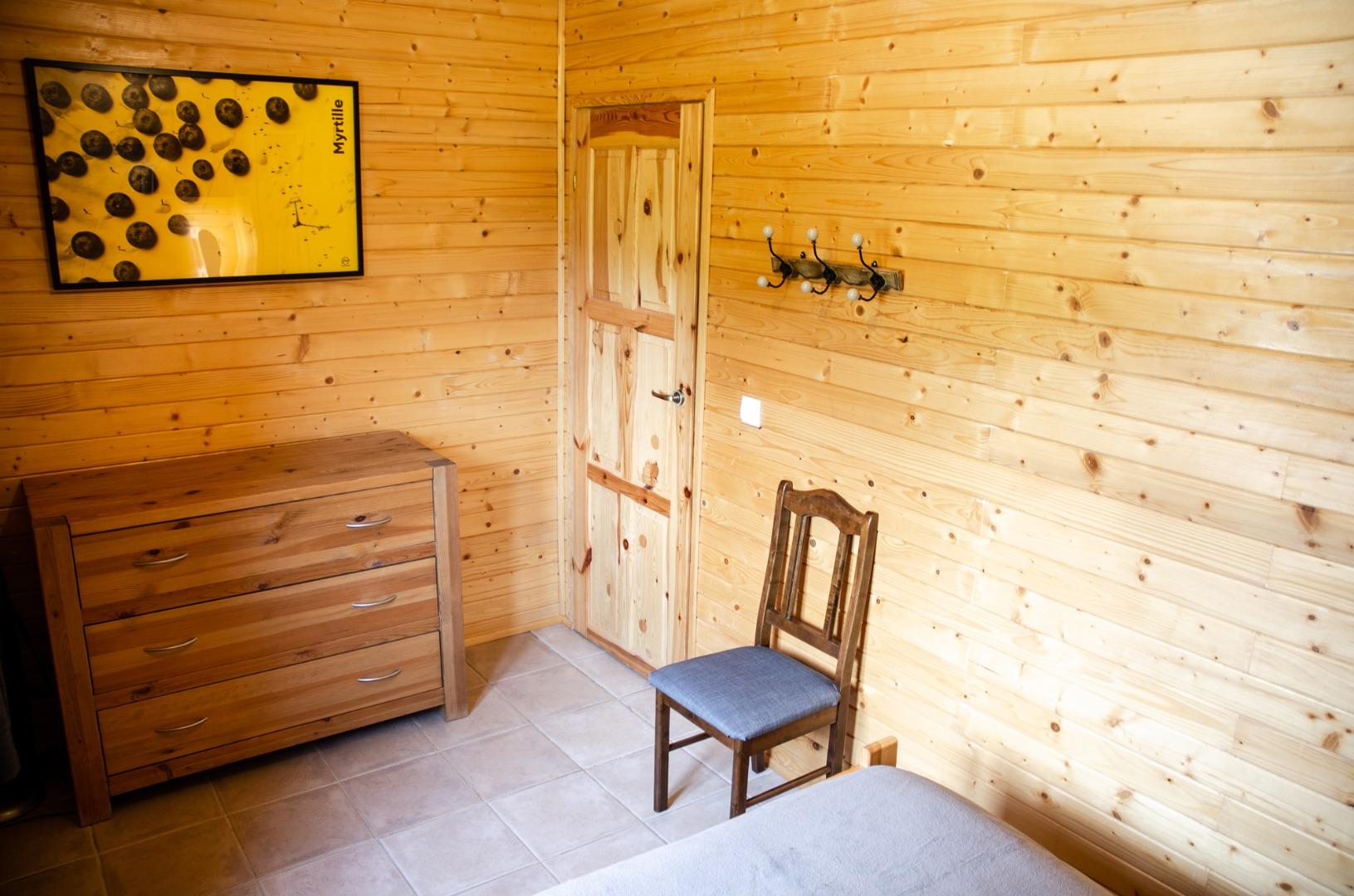 Les chambres sont décorées avec des oeuvres originales (chambre double du rez de chaussée).