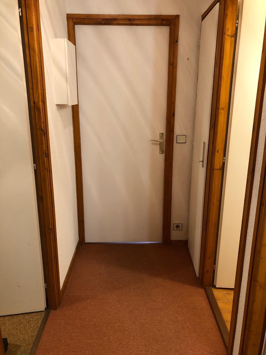 Chambre et salon séparées par un couloir et une deuxième porte fermée