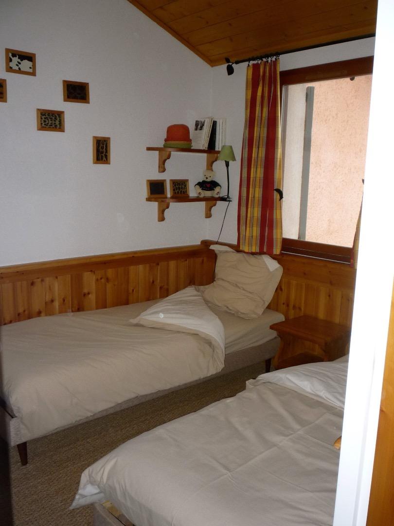 chambre 2 lits . un 3eme couchage possible pour un enfant. 1er étage 
salle de bains douche 