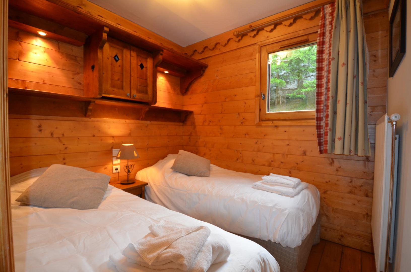 Petite chambre 2 lits jumeaux 80 cms
Fenêtre orientée est