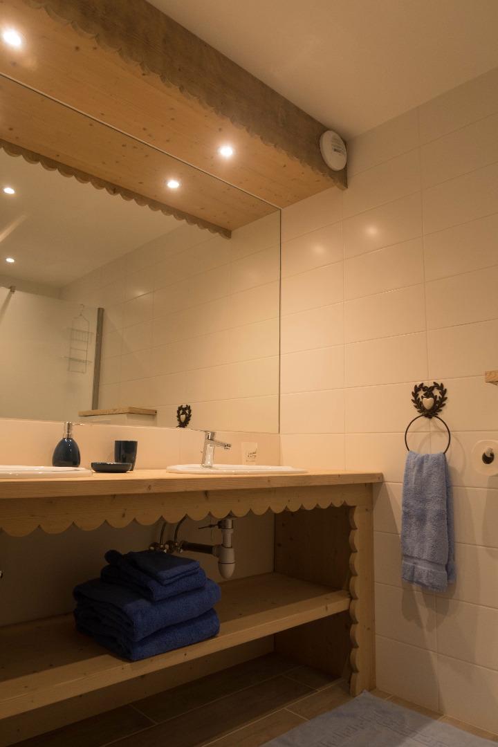 La  salle de douche de la chambre "Flocon"