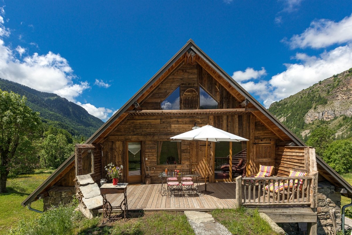 Telle une cabane d'affût... La Grange domine la prairie de montagne !
Vue Panoramique sur la montagne et la Faune à portée de main