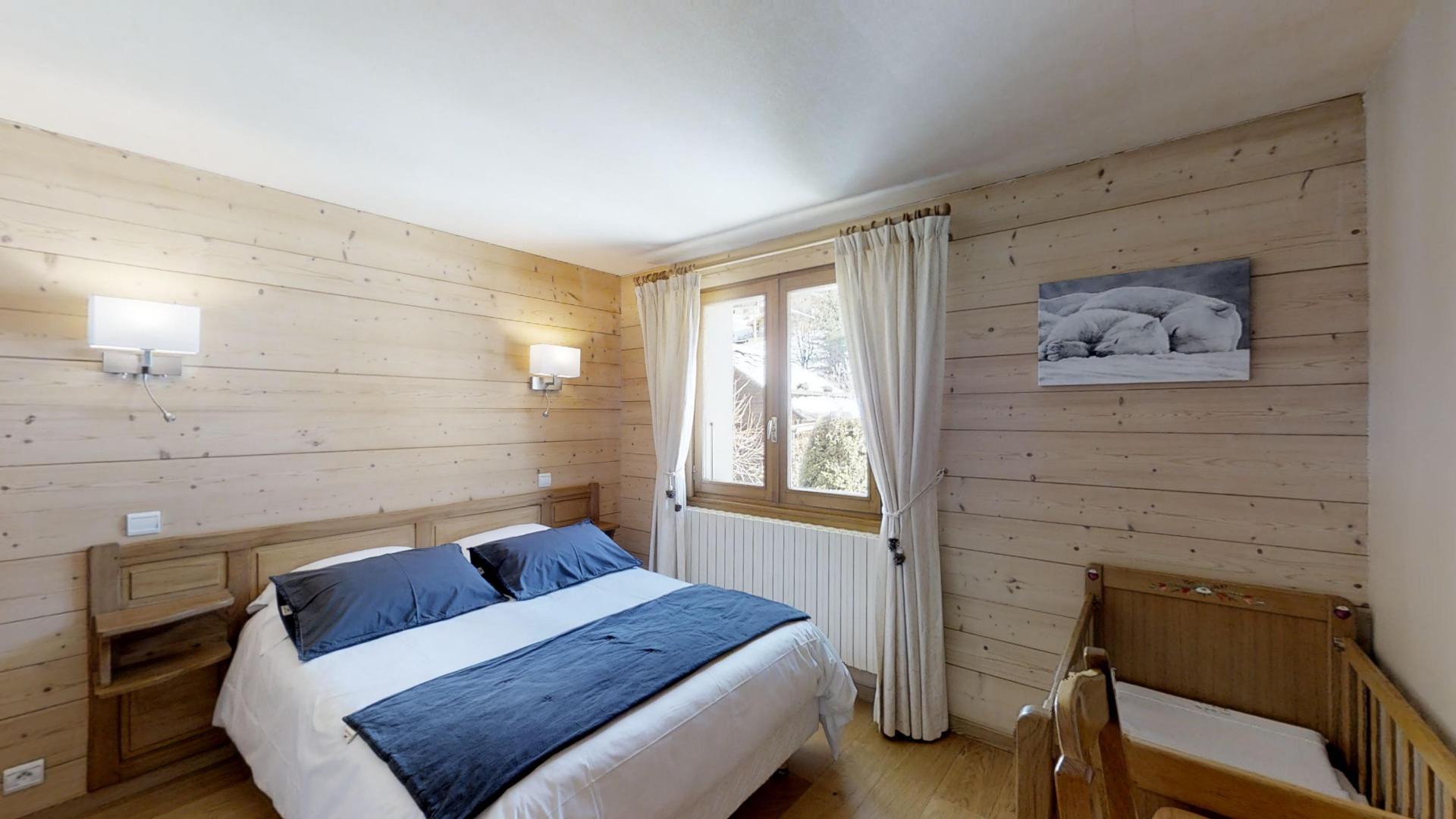 chambre : lit de 140 : lit fait, armoire table chaise :  lit bébé chaise haute
