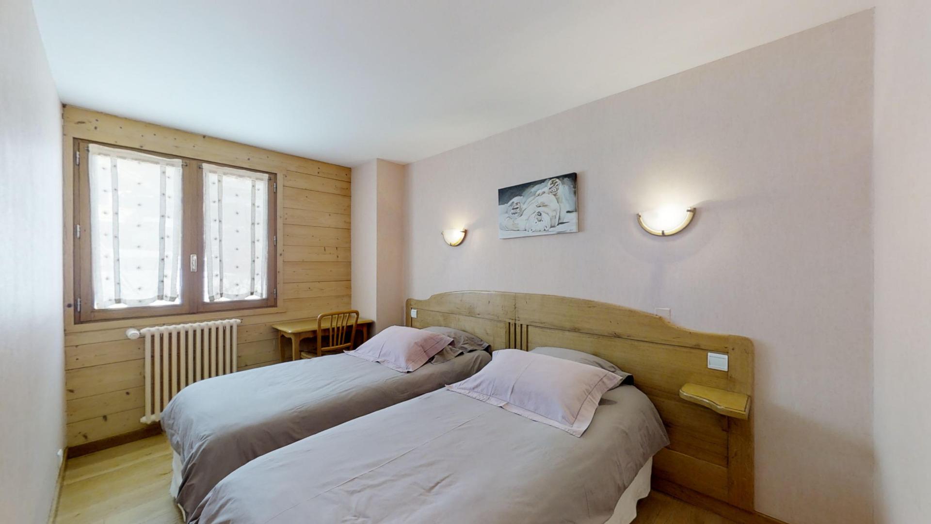 chambre :2 lits 90 lit fait . table chaise, armoire