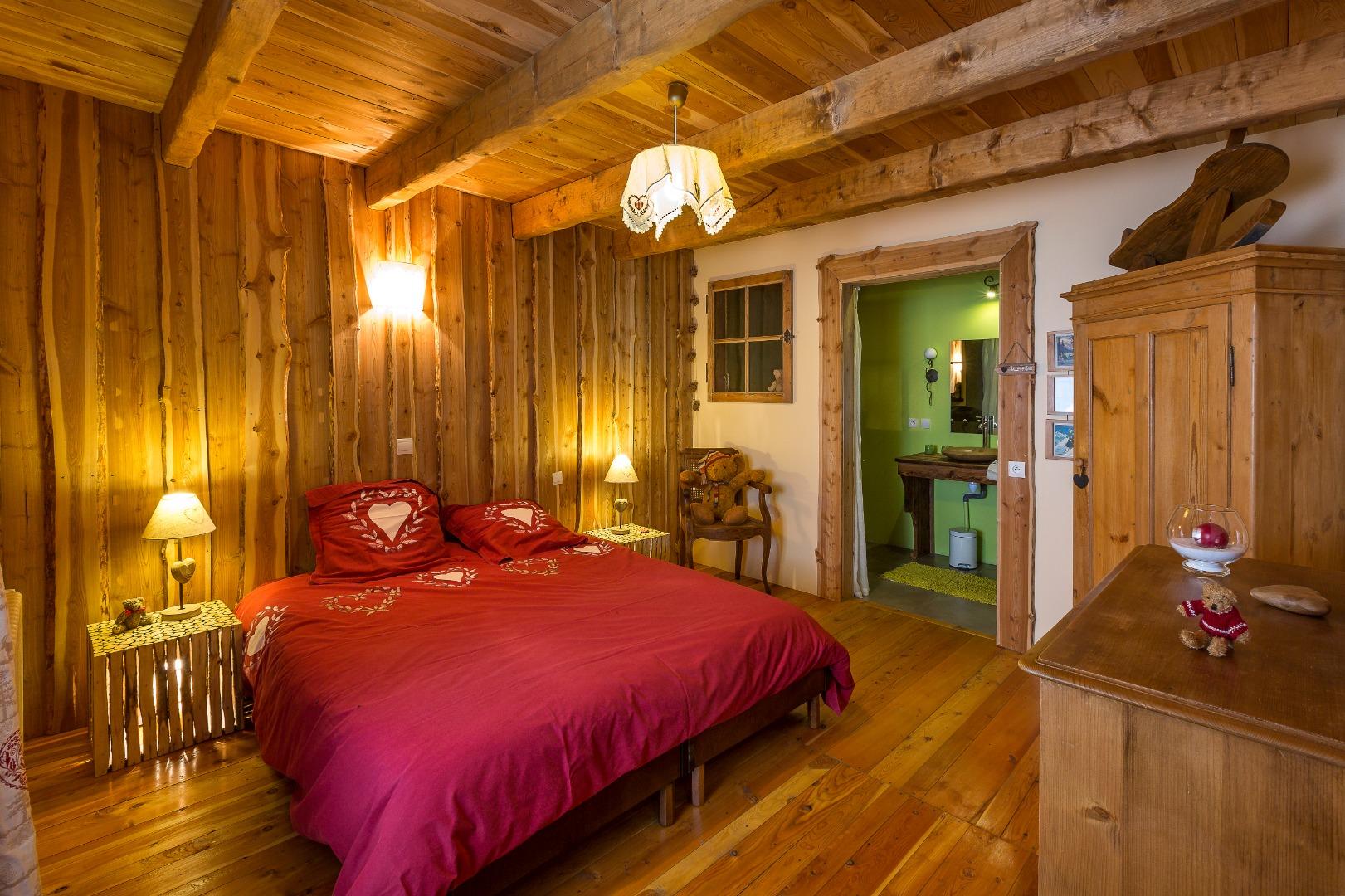 Grande chambre de 20m² avec une porte fenêtre donnant accès à l'extérieur. Equipée d'un lit king size et éléctriques avec sa salle de bain et w-c attenants...