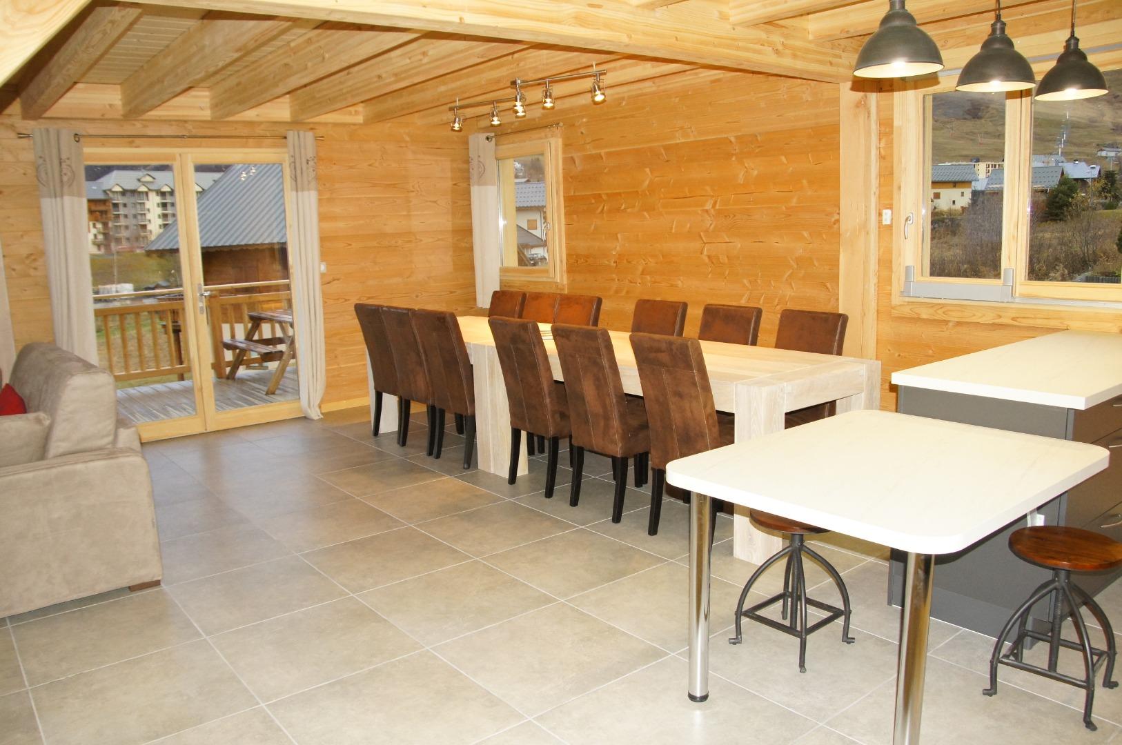Salle à manger donnant sur la terrasse