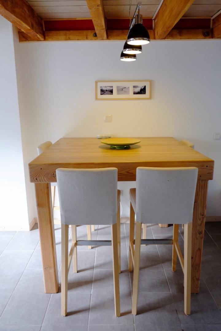 Coin repas : Table haute carrée très conviviale
