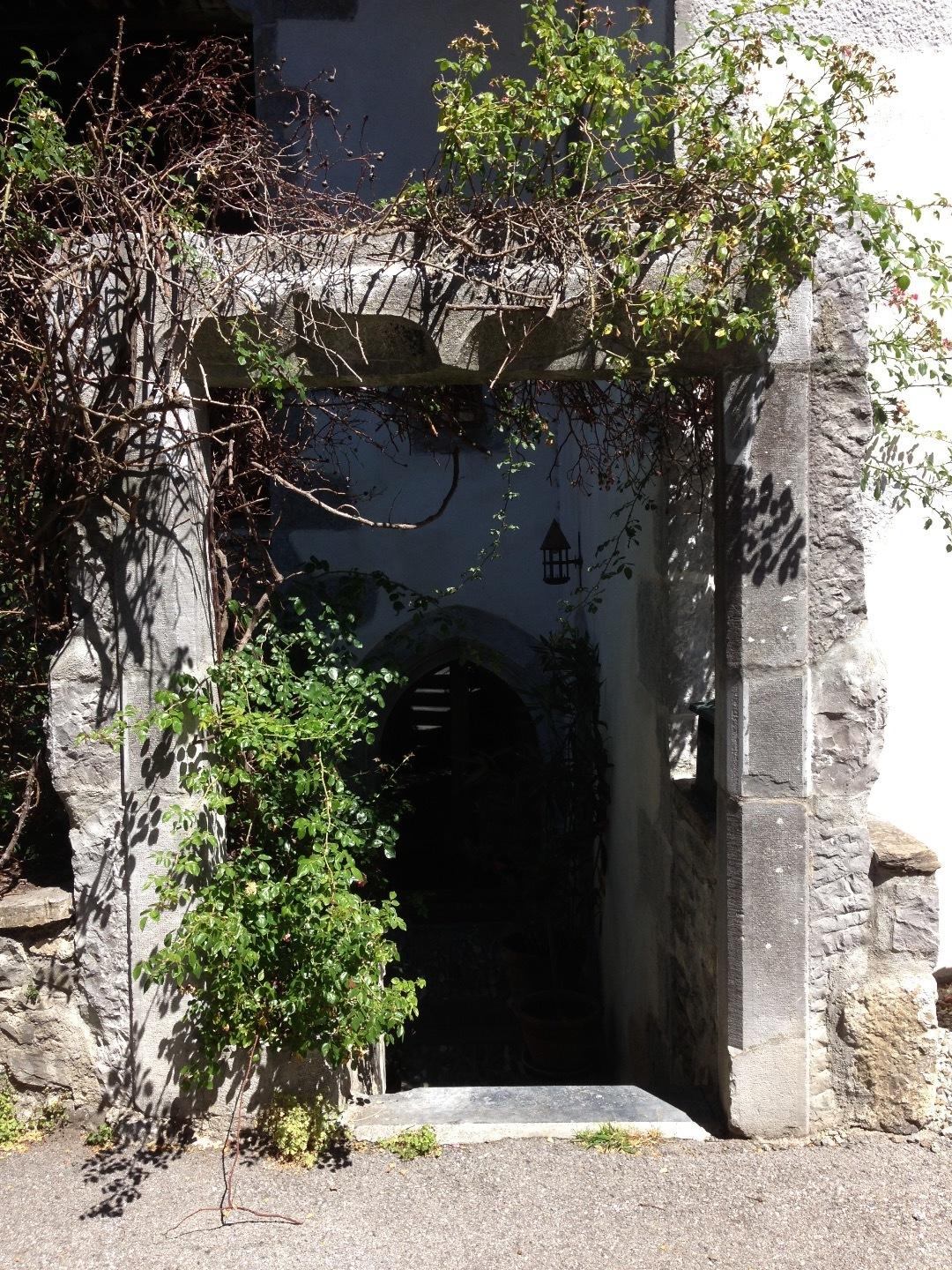 Une des plus anciennes maisons de Samoëns, demeure des moines, entrée principale