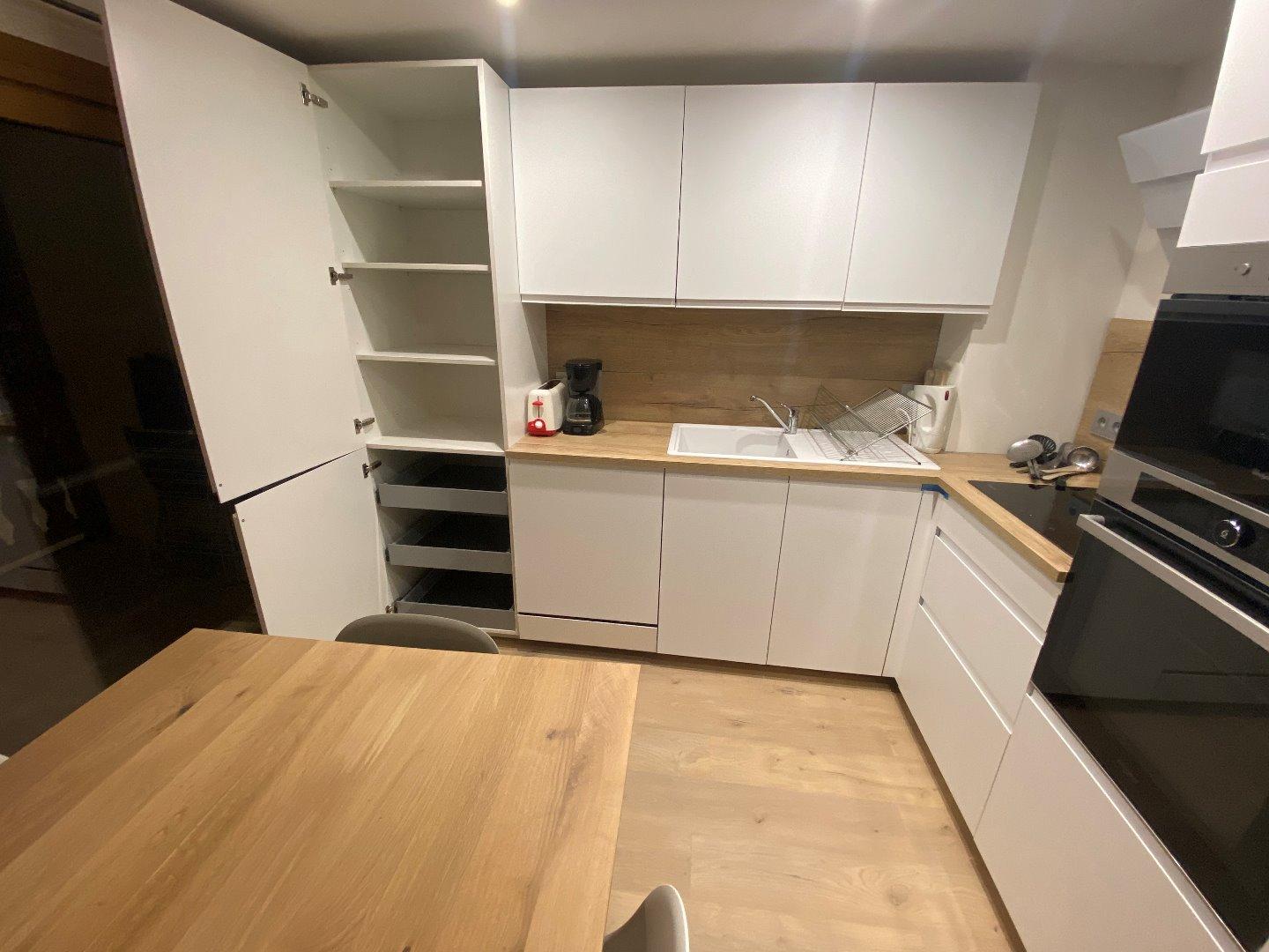 Grande cuisine avec de nombreux rangements