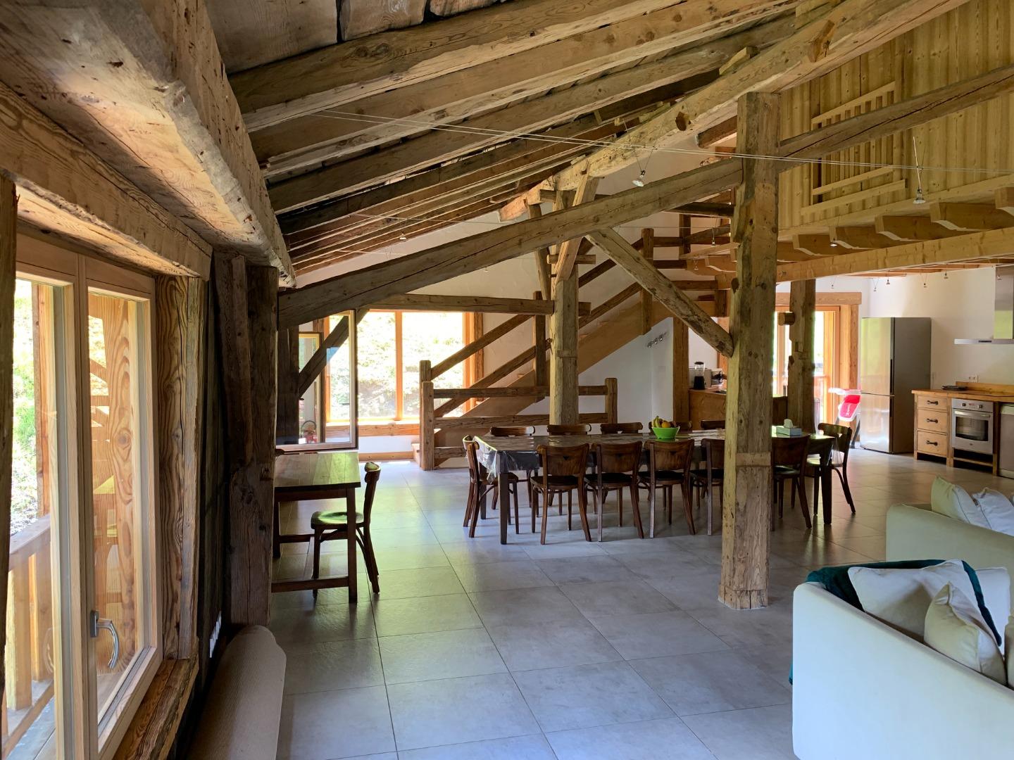 Espace de vie, coin salon avec vue sur salle à manger et cuisine (référence au plan)