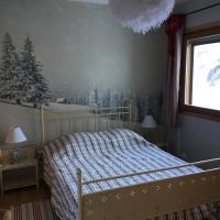 chambre lit double, tables de nuit, armoire, volets électriques