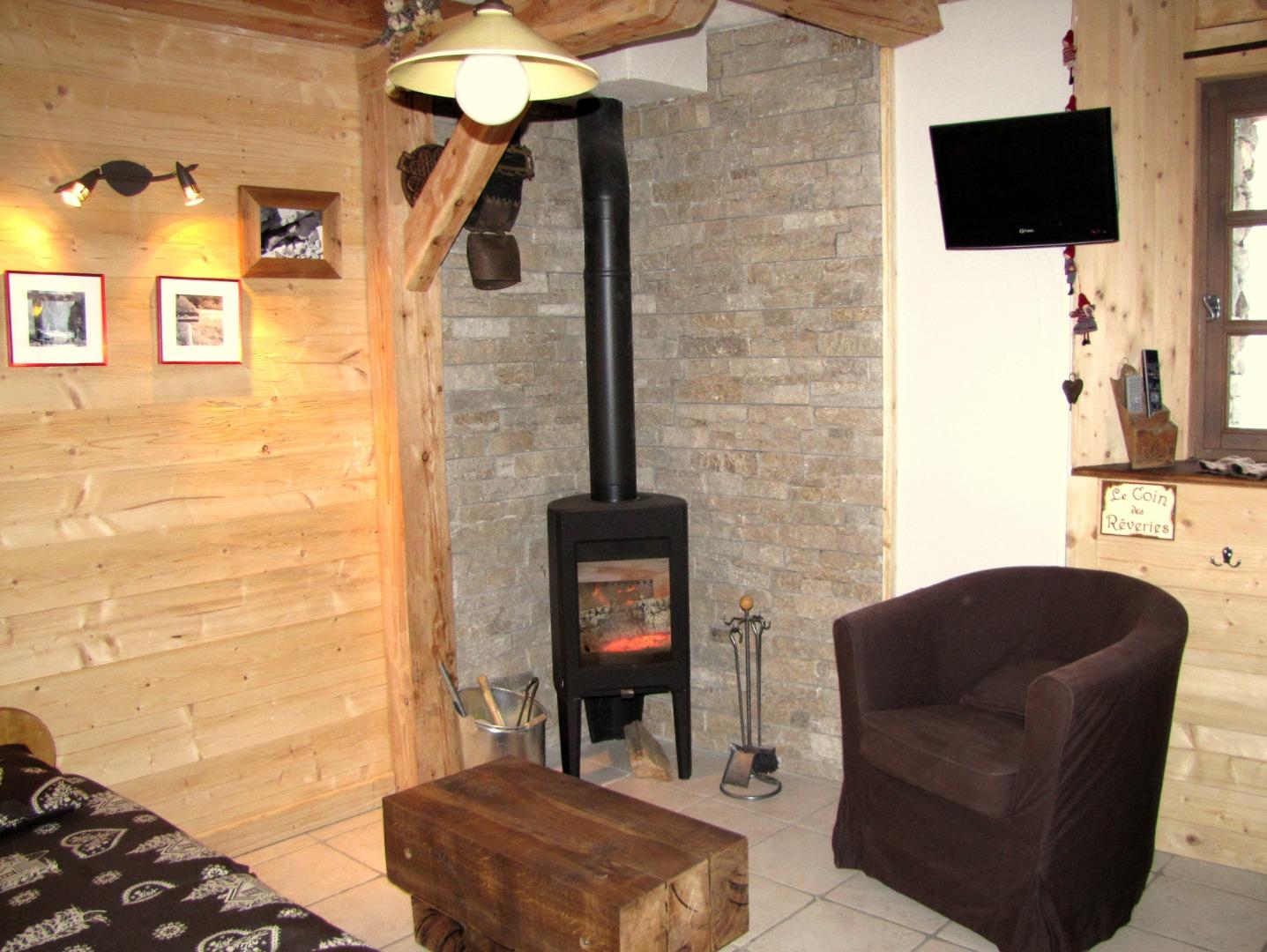 Coin salon avec le poêle à bois (bois fourni)