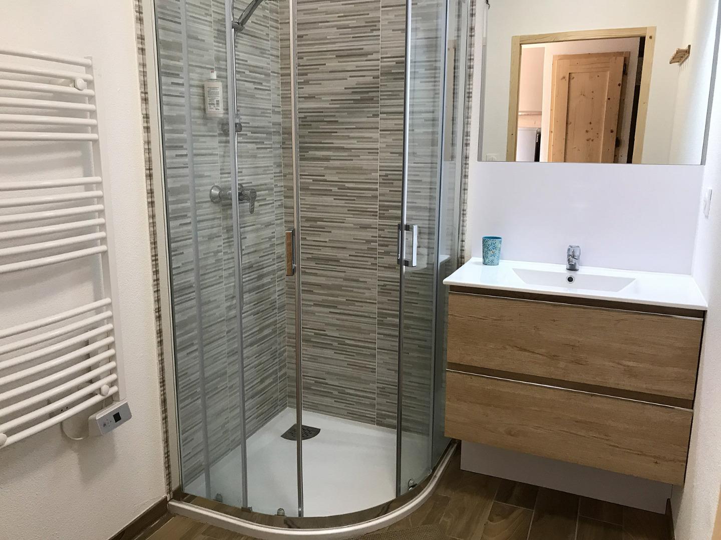 Salle d'eau avec grande douche