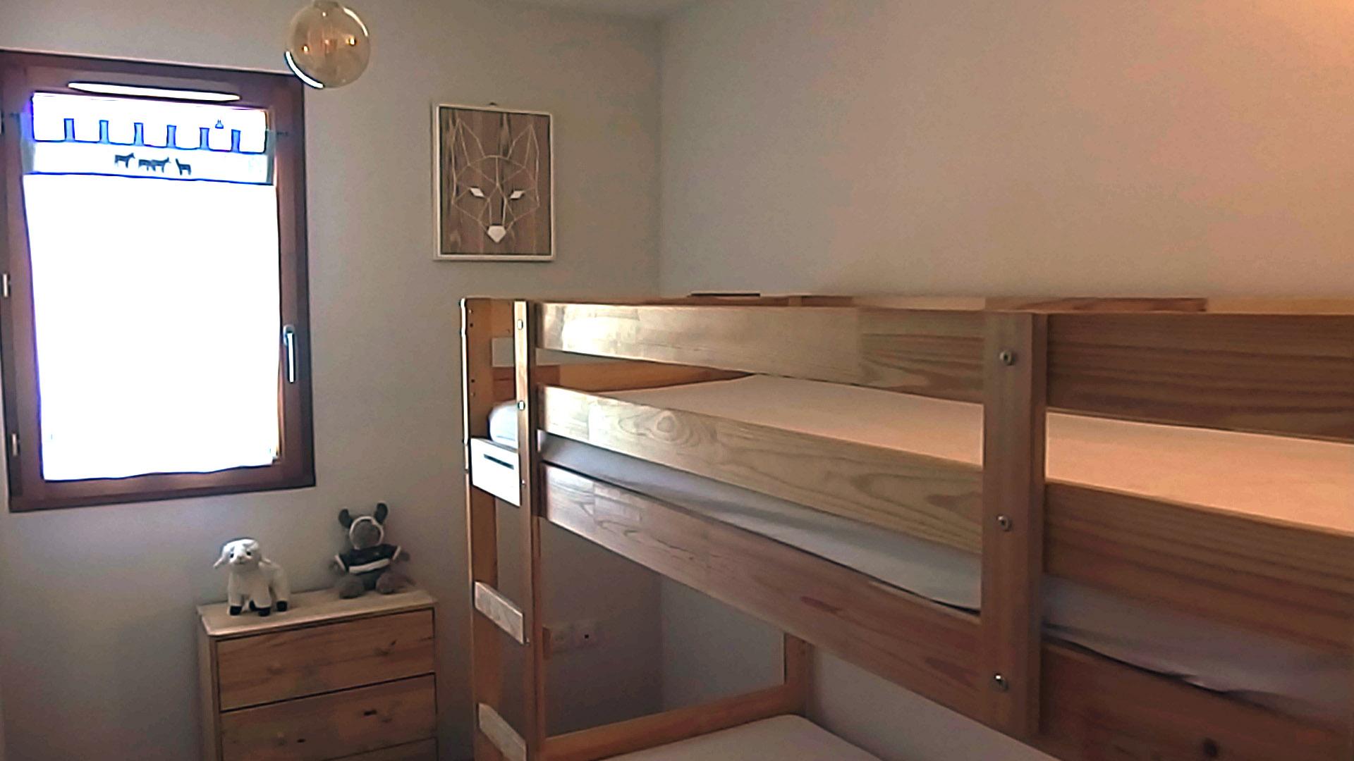 Chambre piste verte avec lits superposés en 90 cm, commode,...