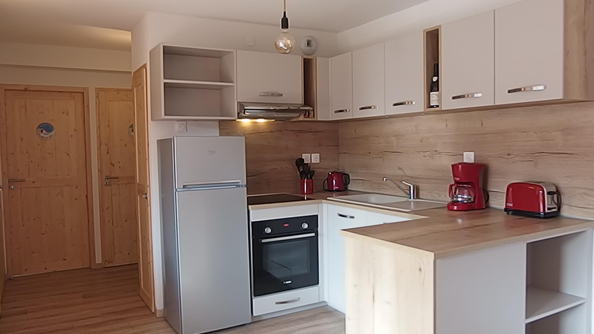 Cuisine équipée, four, cafetière, plaque induction, lave vaisselle, bouilloire,...