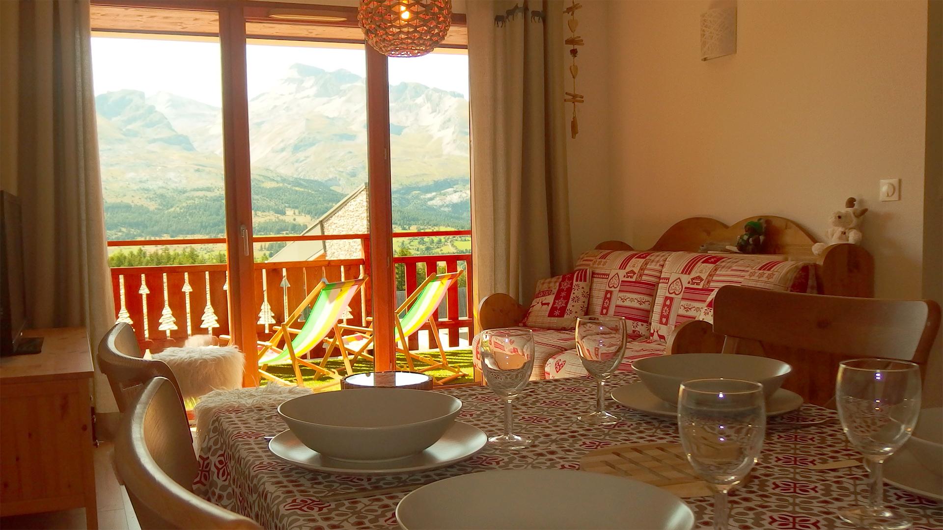 Espace table à manger avec vue sur la montagne