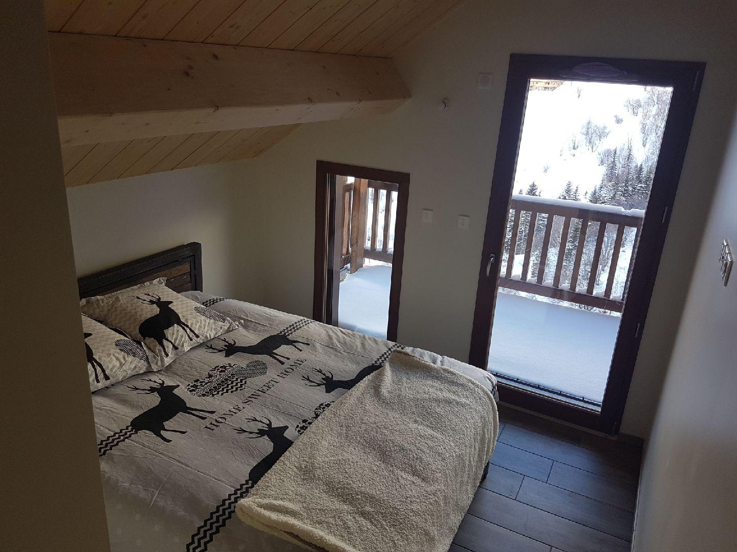Chambre 1 avec lit en 160, placard/penderie, TV, balcon donnant sur la montagne et le Balneothérapie 