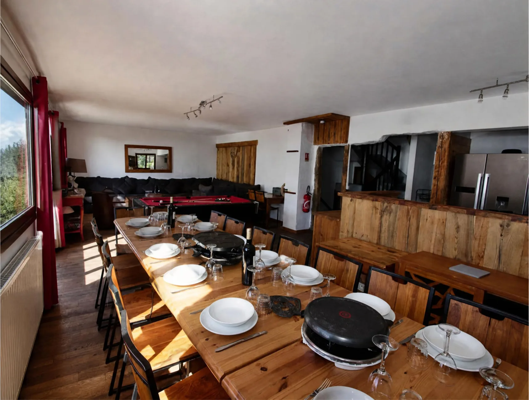 1er étage Salle à manger séparée de la cuisine par un bar en vieux bois pour 16 à 18 convives