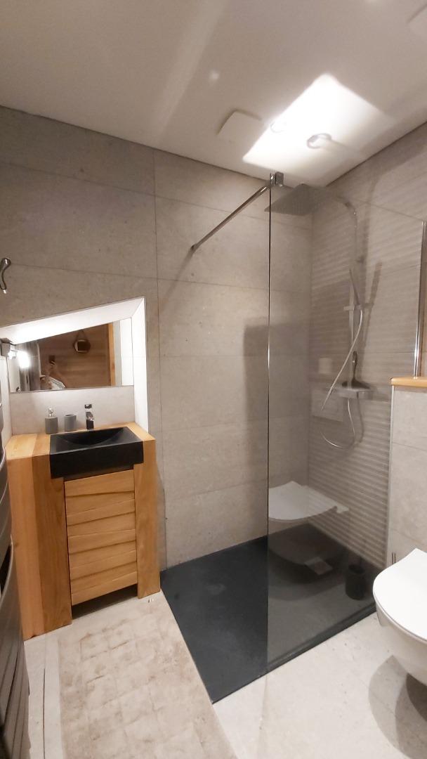 Salle de bain avec WC - Chambre Tso Kar. 2 serviettes par personnes et sèche cheveux inclus