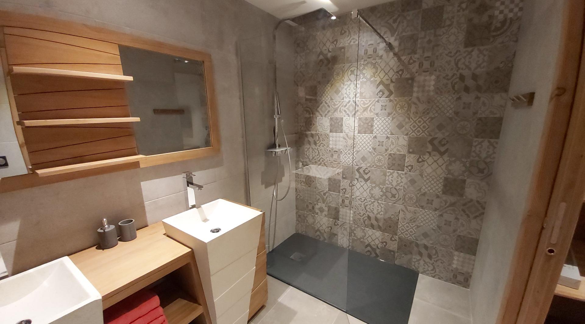 Salle de bain spacieuse avec double vasque - Chambre Yak Dortoir. 2 serviettes par personnes et sèche cheveux inclus