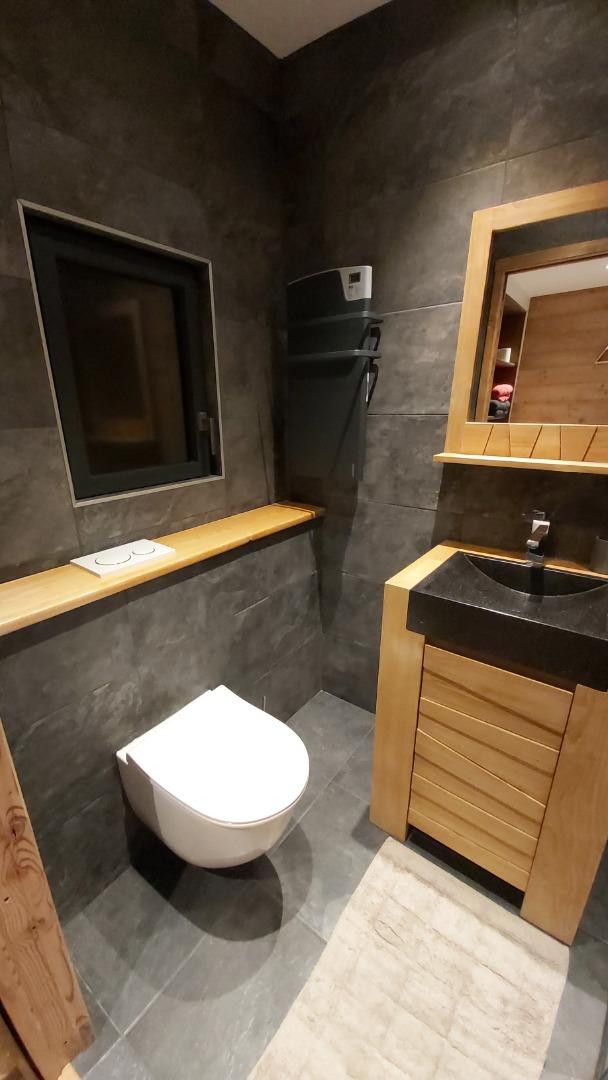 Salle de bain avec WC - Chambre Cachemire. 2 serviettes par personnes et sèche cheveux inclus