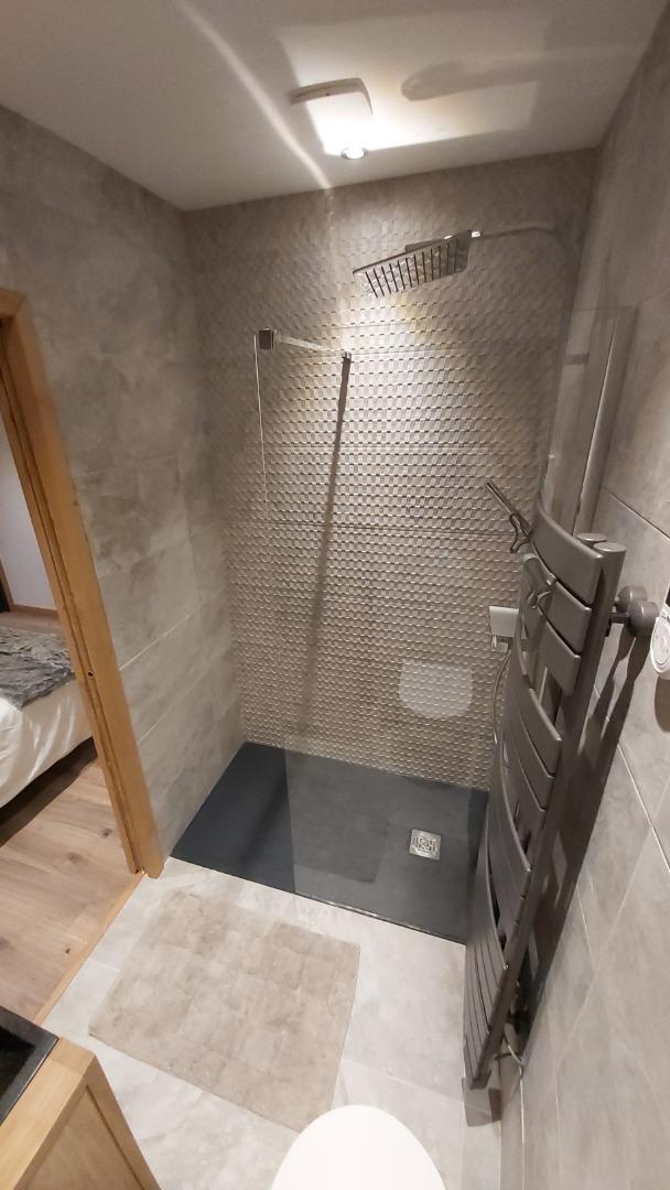 Salle de bain avec WC - Chambre Himalaya. 2 serviettes par personnes et sèche cheveux inclus