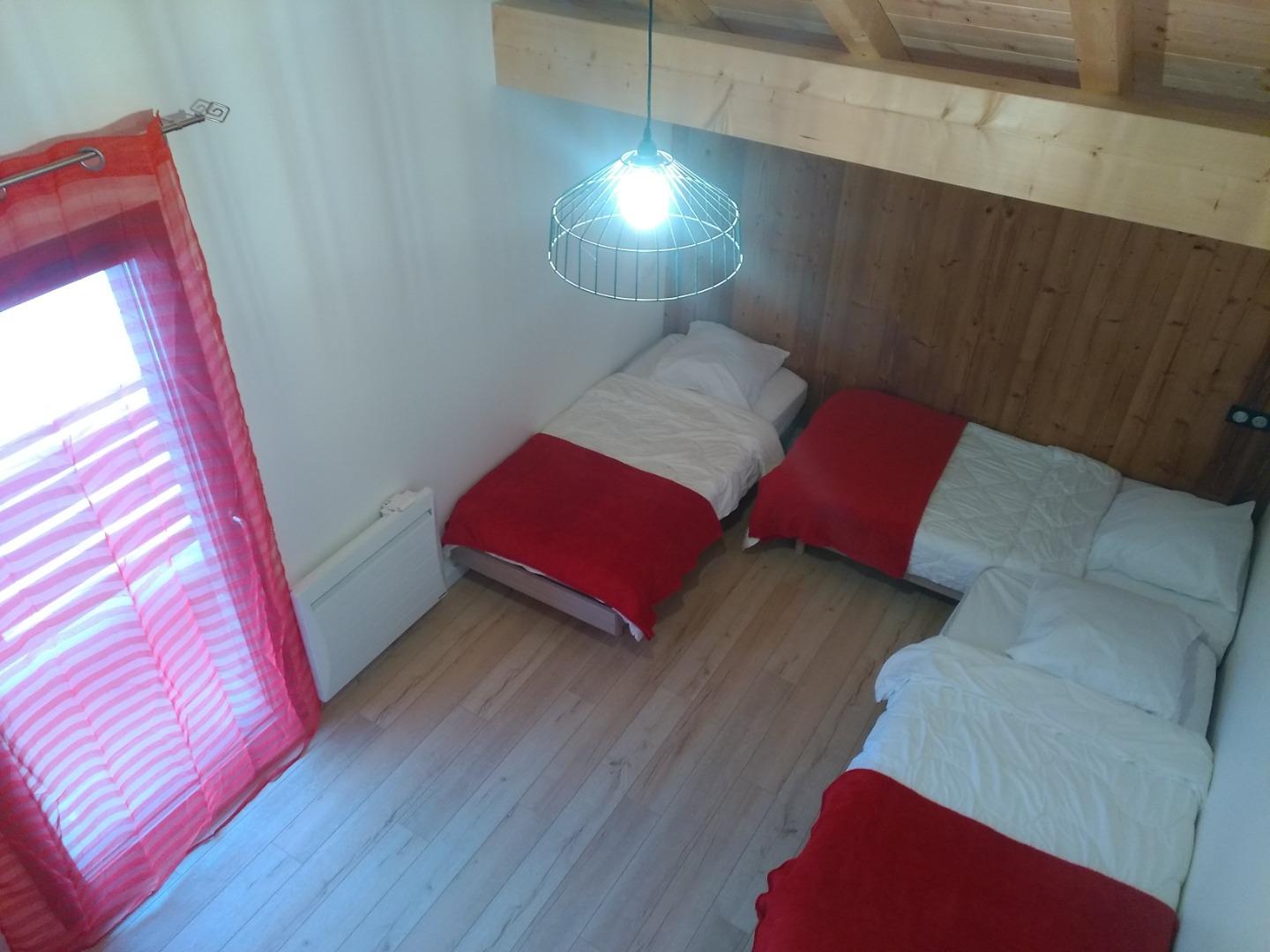 Chambre 3 lits simples avec accès au balcon