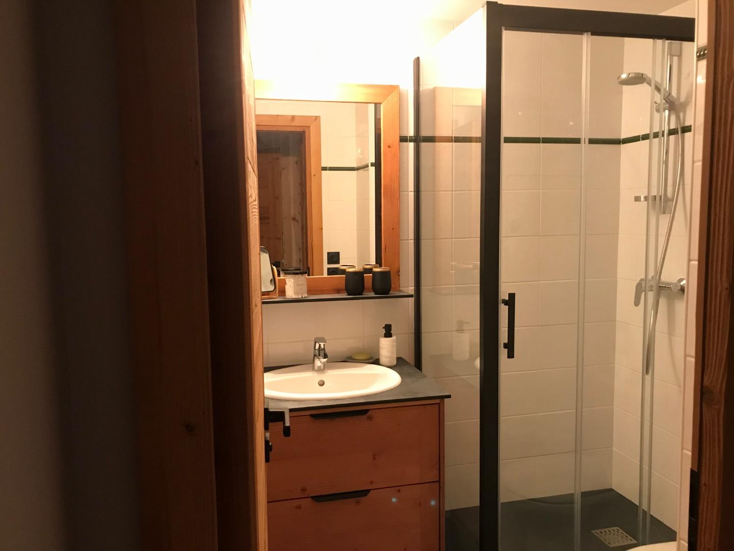 Salle de bains N°1 attenante à la chambre parentale (WC, Lavabo, douche)