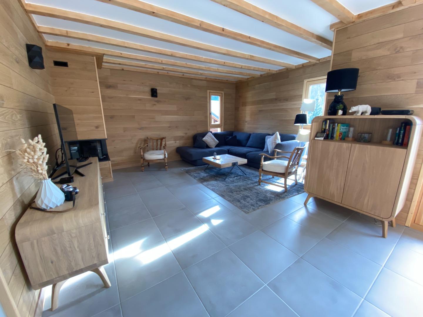 Grande pièce de vie Salon / Salle a manger avec canapé, TV et coin cheminée