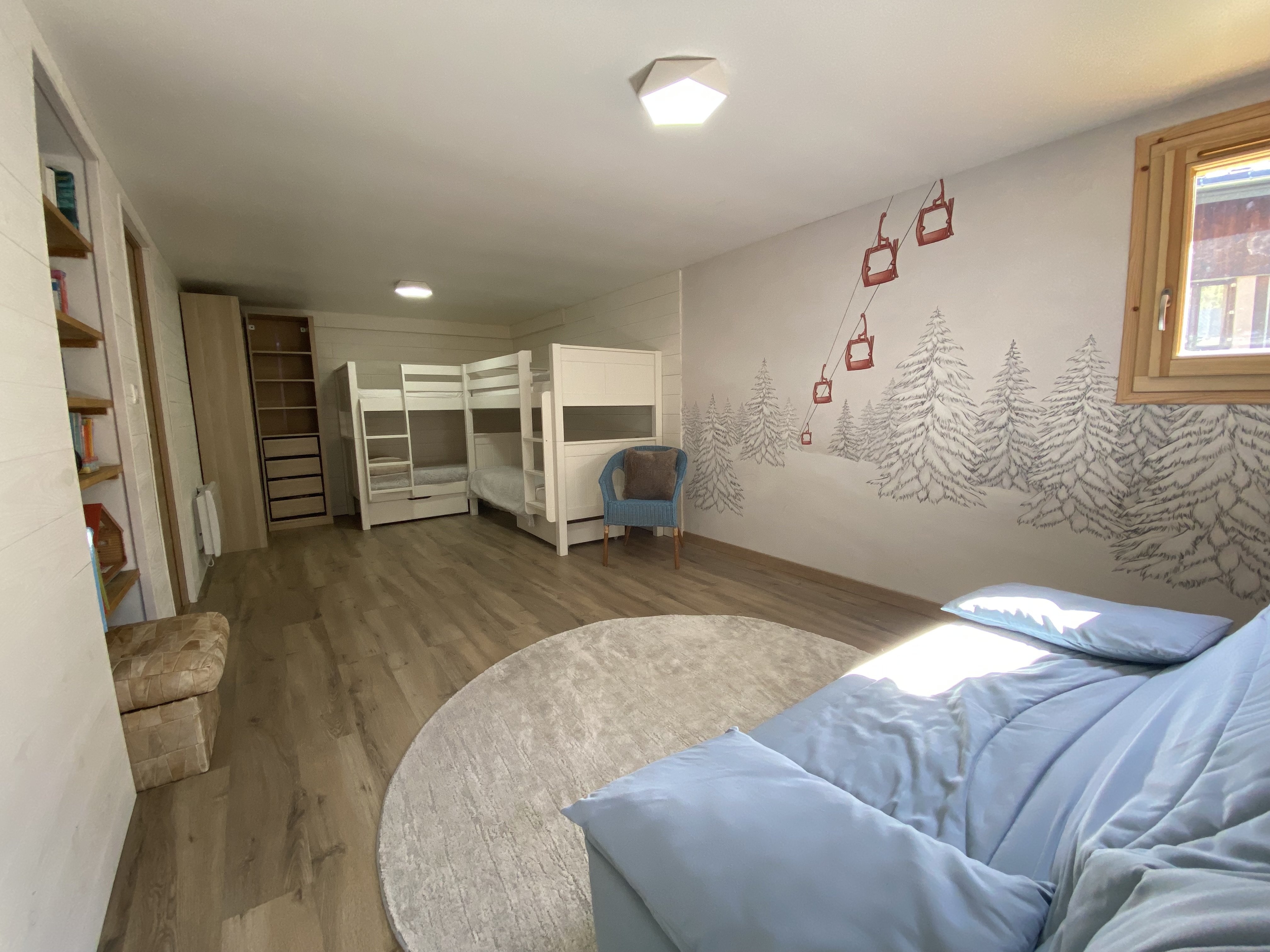 Chambre enfants 2 x 2 lits superposés simples et canapé lit 160 x 200 - salle de jeux
