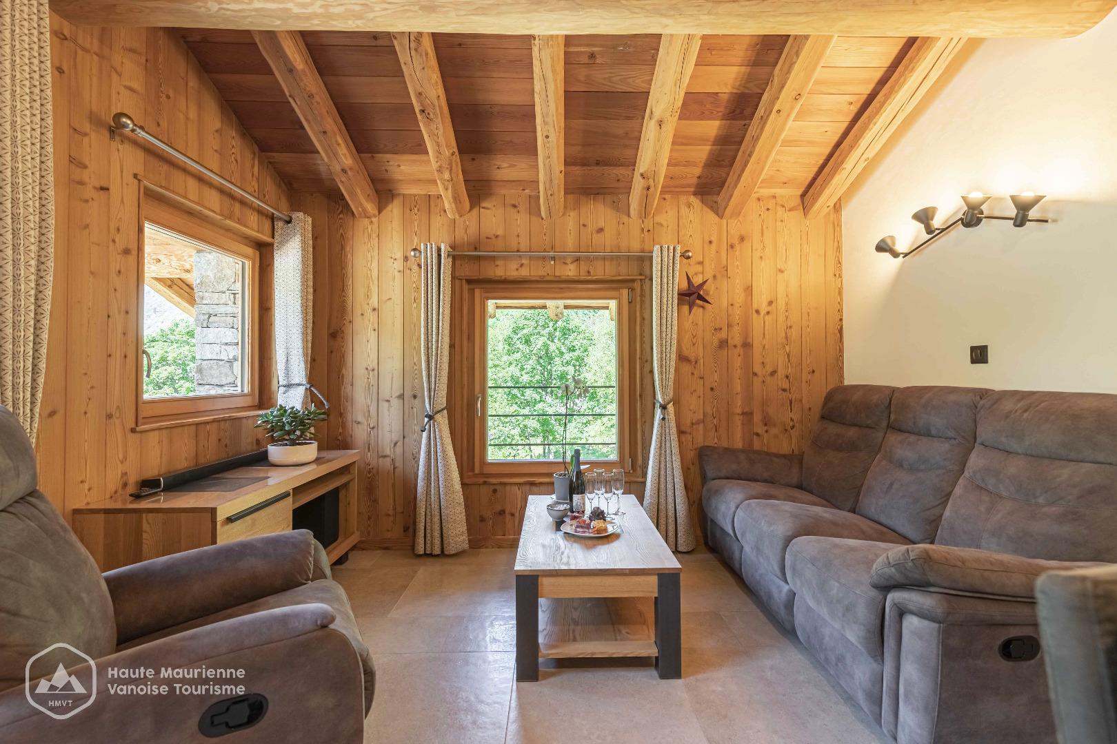 Le coin salon de la pièce principale, avec vue directe du canapé sur les marmottes l'été !