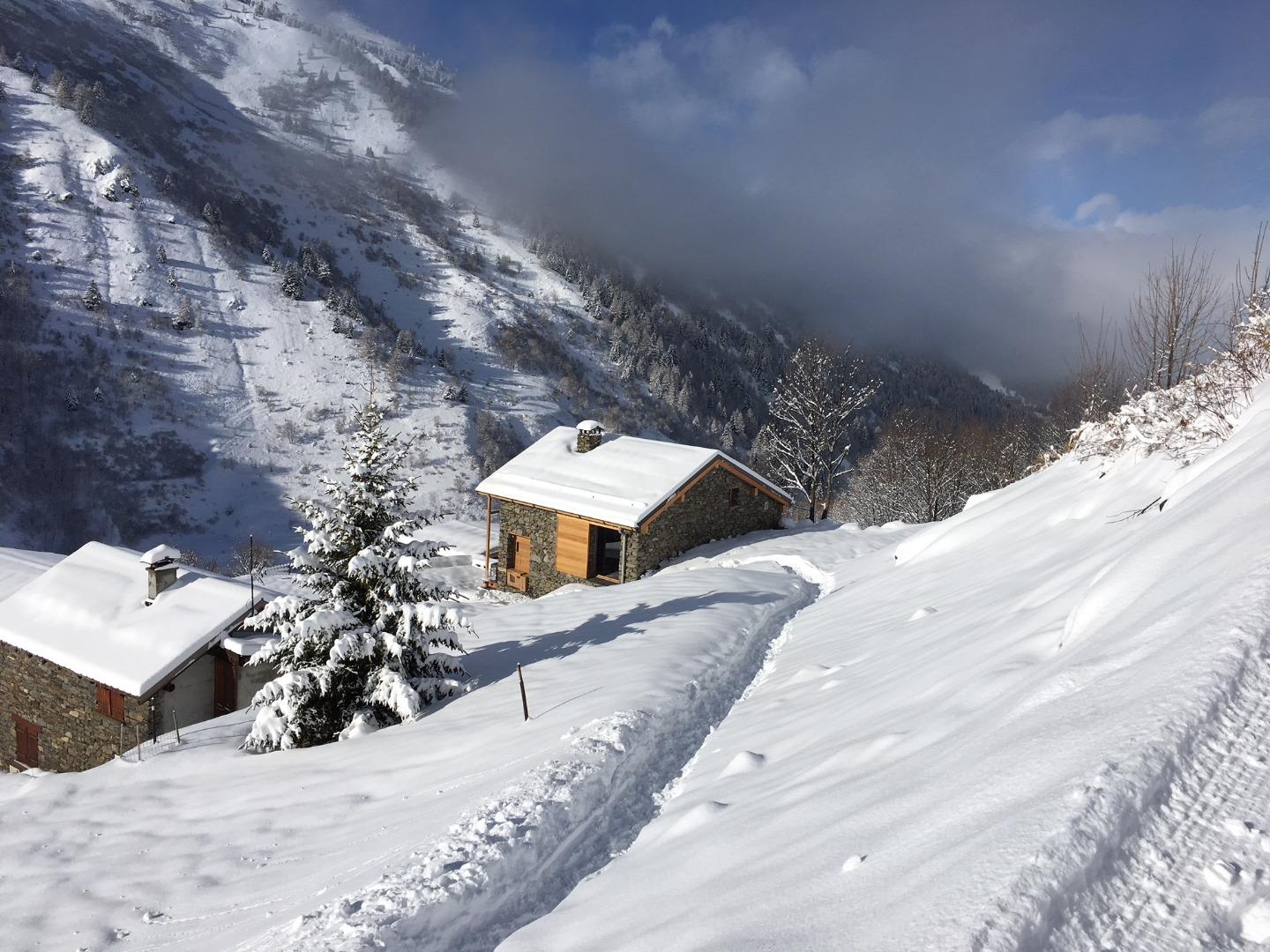 Le chalet vu de la piste