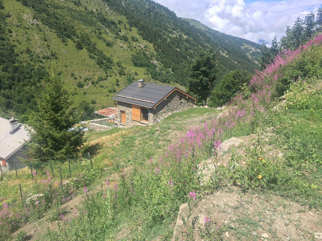 Le chalet vu du chemin haut