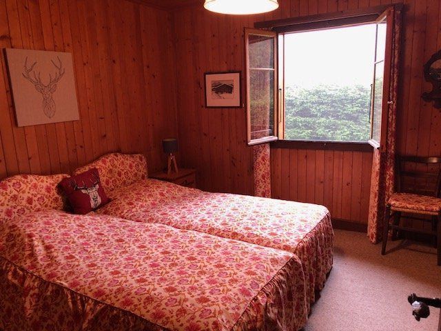 chambre principale au rez-de-chaussée (commode de rangement)