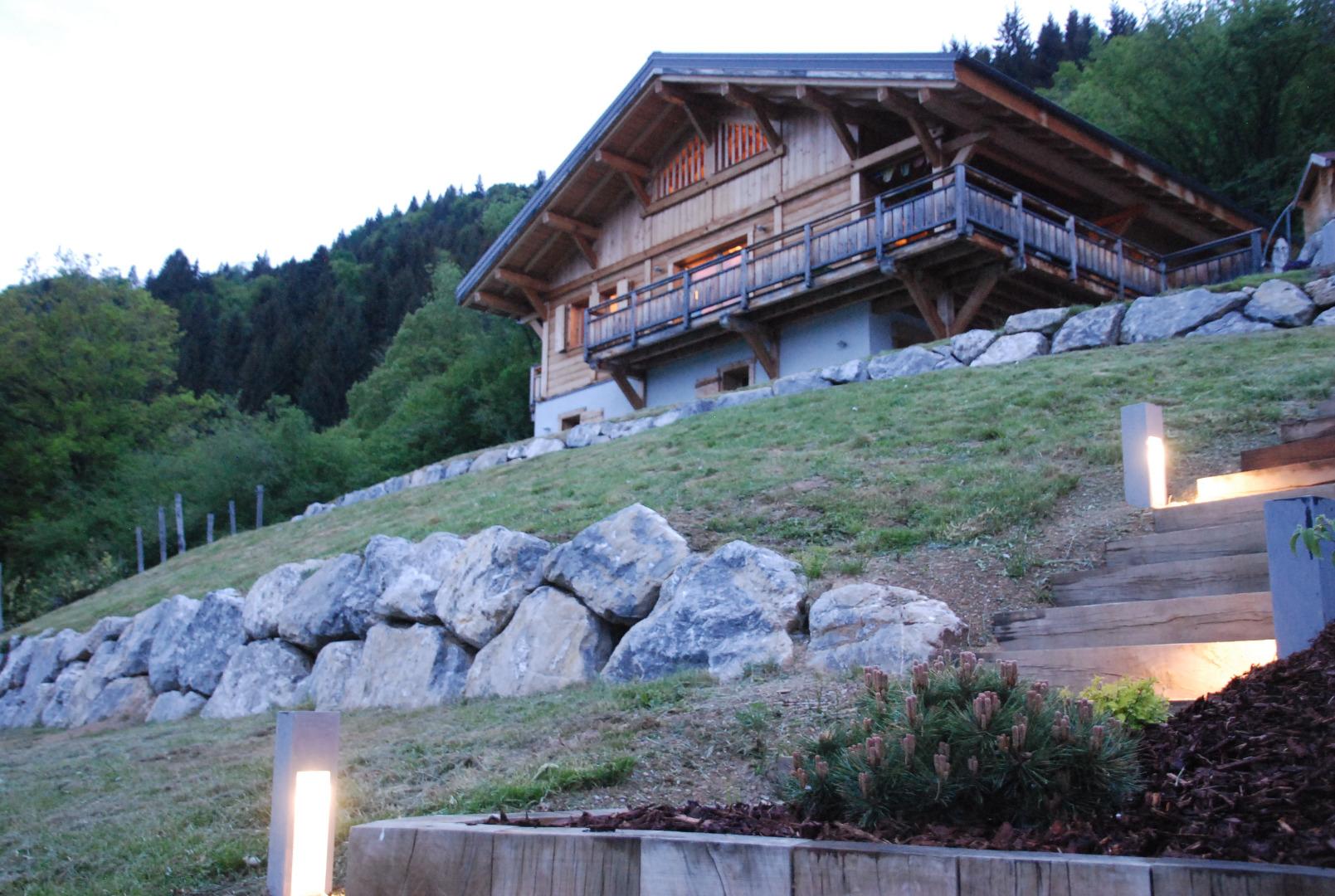 Accès au chalet par le parking privatif de la location