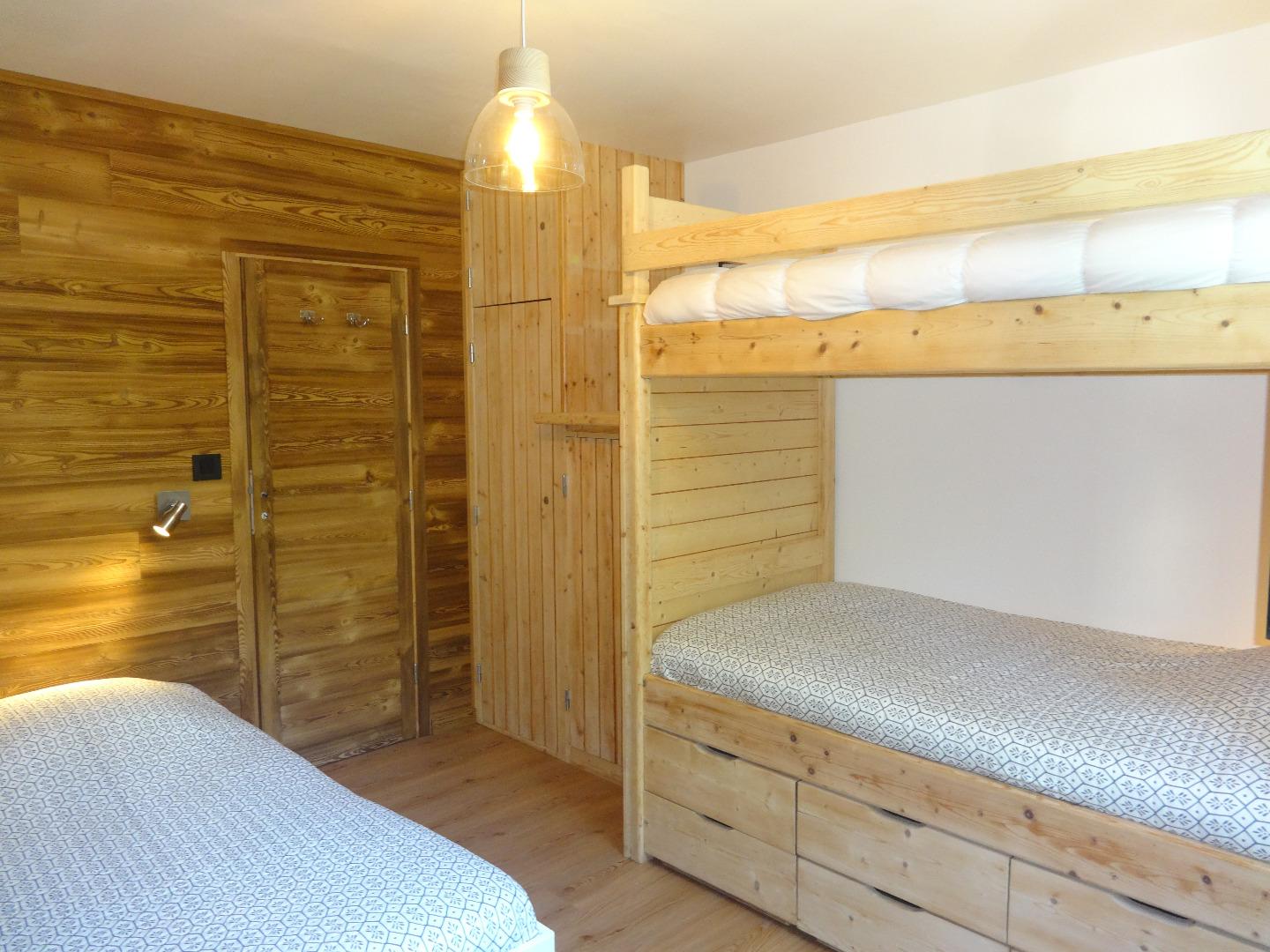 Chambre 2 avec deux lits superposés et un lit double en 140 cm.