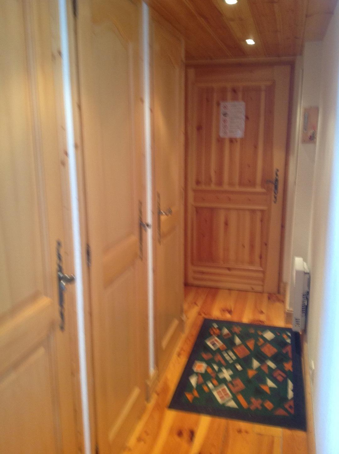 Entrée avec salle d'eau -WC indépendant - placard