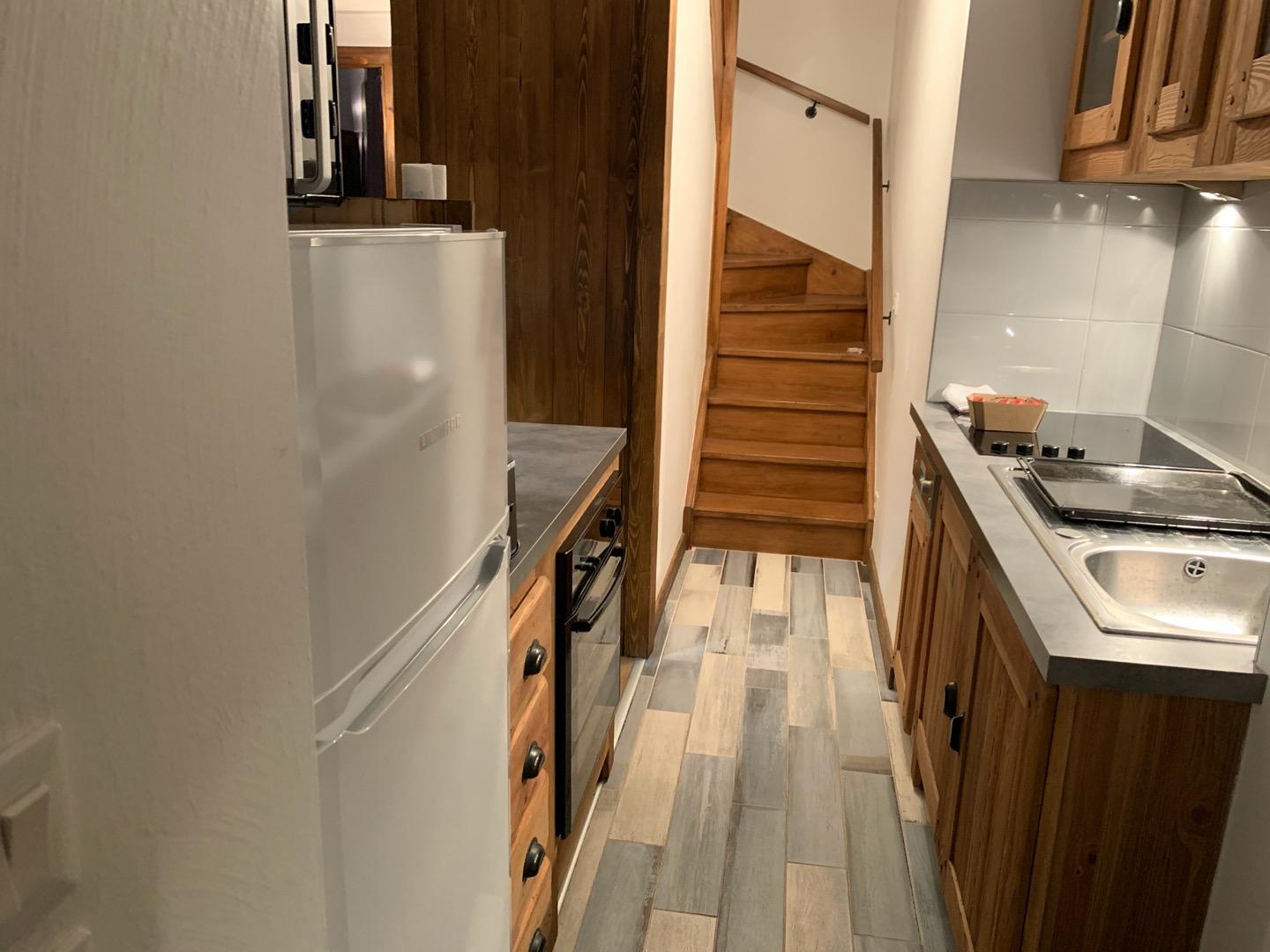 Cuisine ouverte tout équipé : four traditionnel, lave-vaisselle, bouilloire, cafetière, four à micro-onde, réfrigérateur avec congélateur, plaque électrique, appareil à raclette...