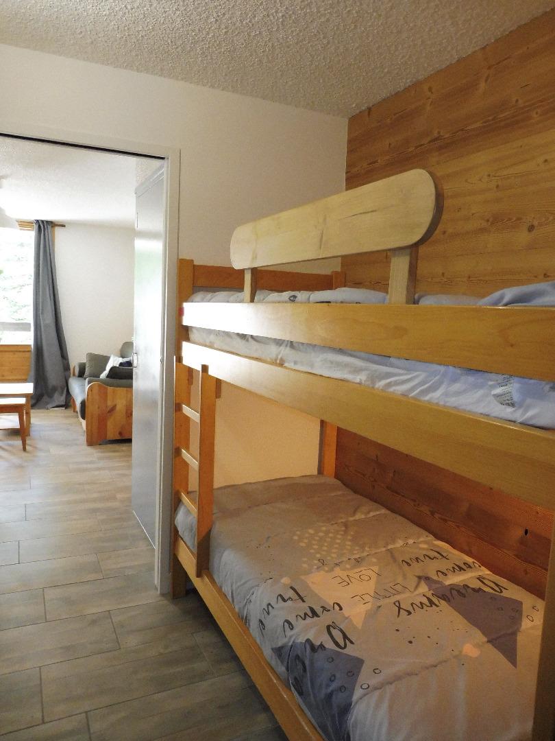 Coin montagne fermé avec 2 lits superposés. 
