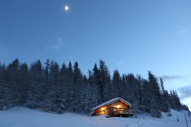 Le chalet est situé à 2000 m au dessus des stations des Arcs 1800 et de Vallandry. Il est adossé à la foret en bordure de piste en hiver et piste forestière en été.
