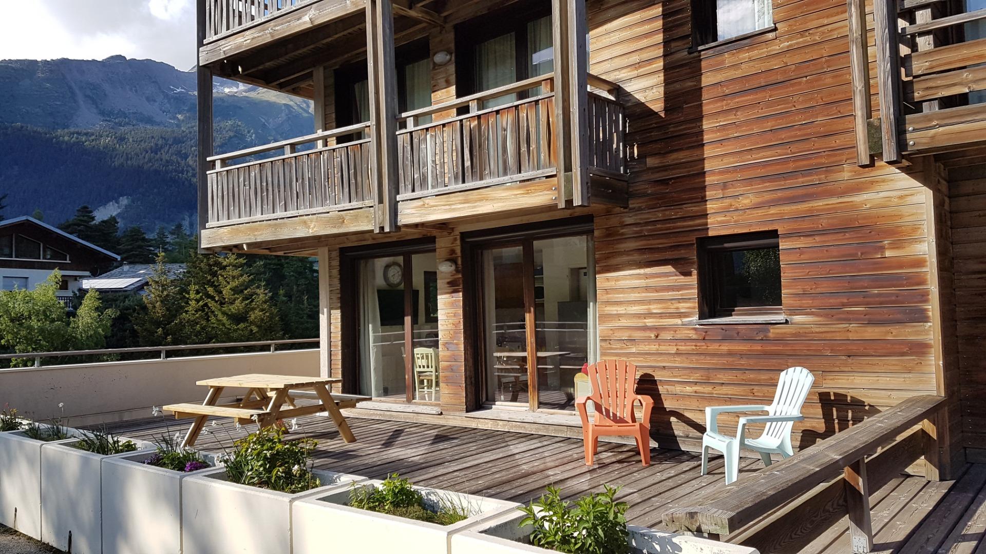 terrasse fleurie en été