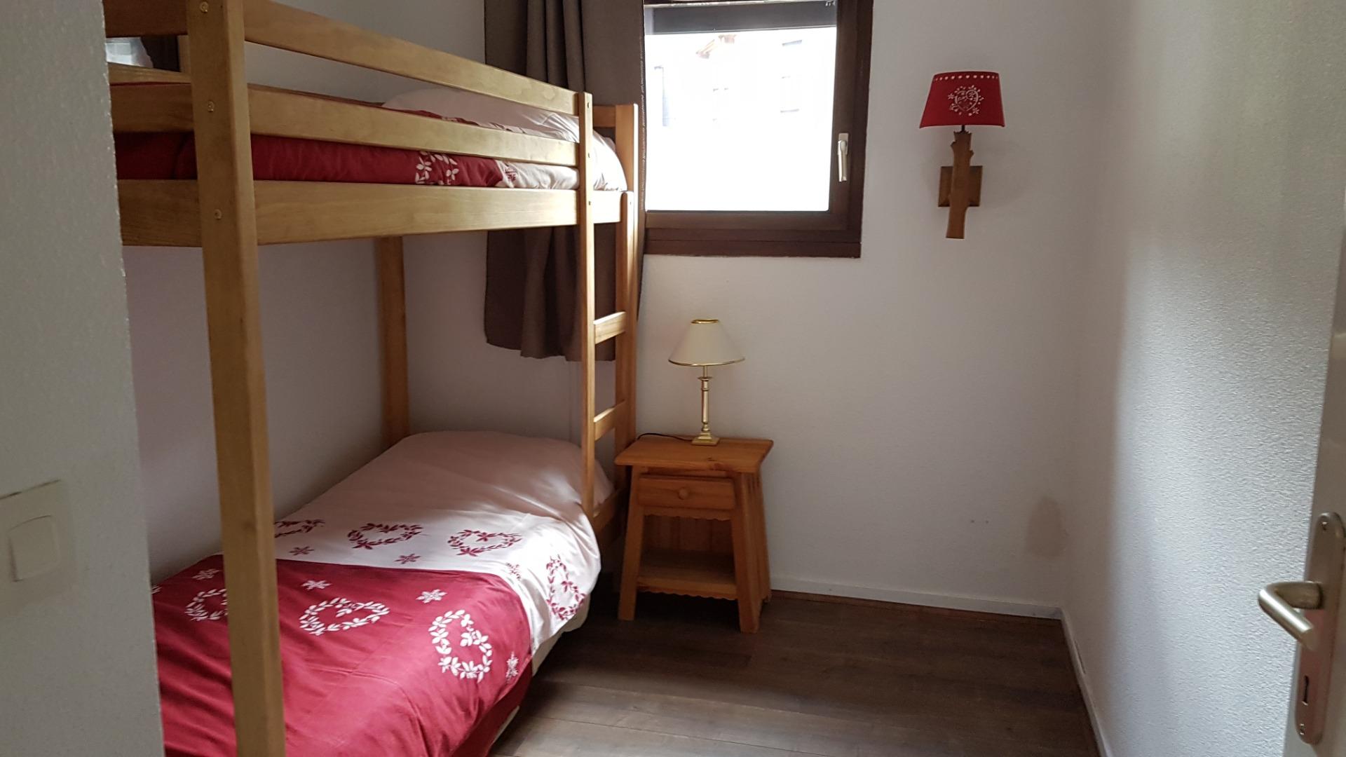 chambre  lits superposés , lit gigogne et grande penderie