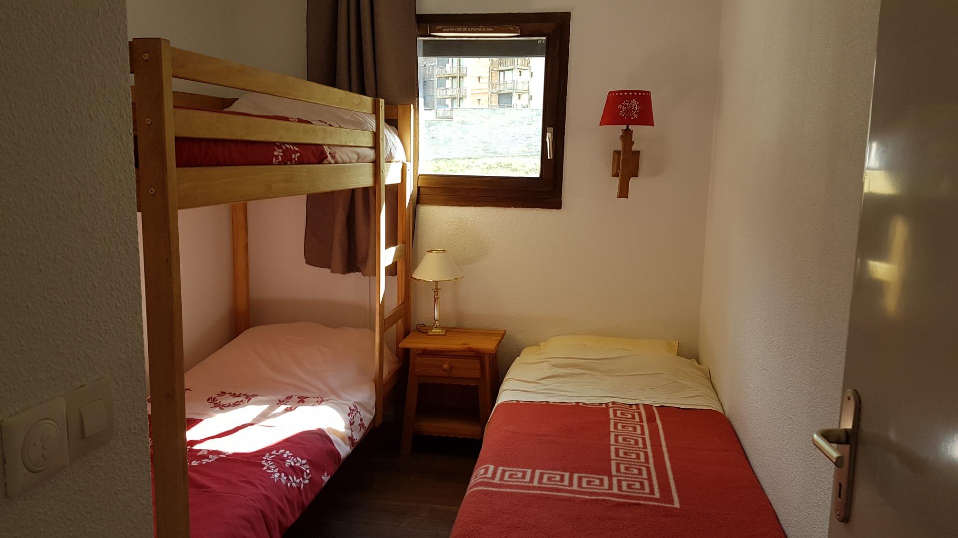 chambre avec 3 lits installés